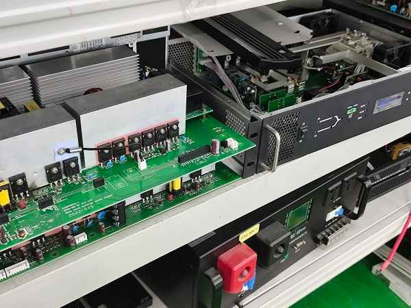 Статичен превключвател (STS) е устройство, често използвано в енергийните системи за автоматично превключване на входа н